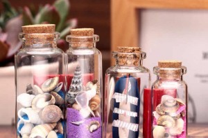 Идеи для летнего декора мини-бутылочек в морском стиле